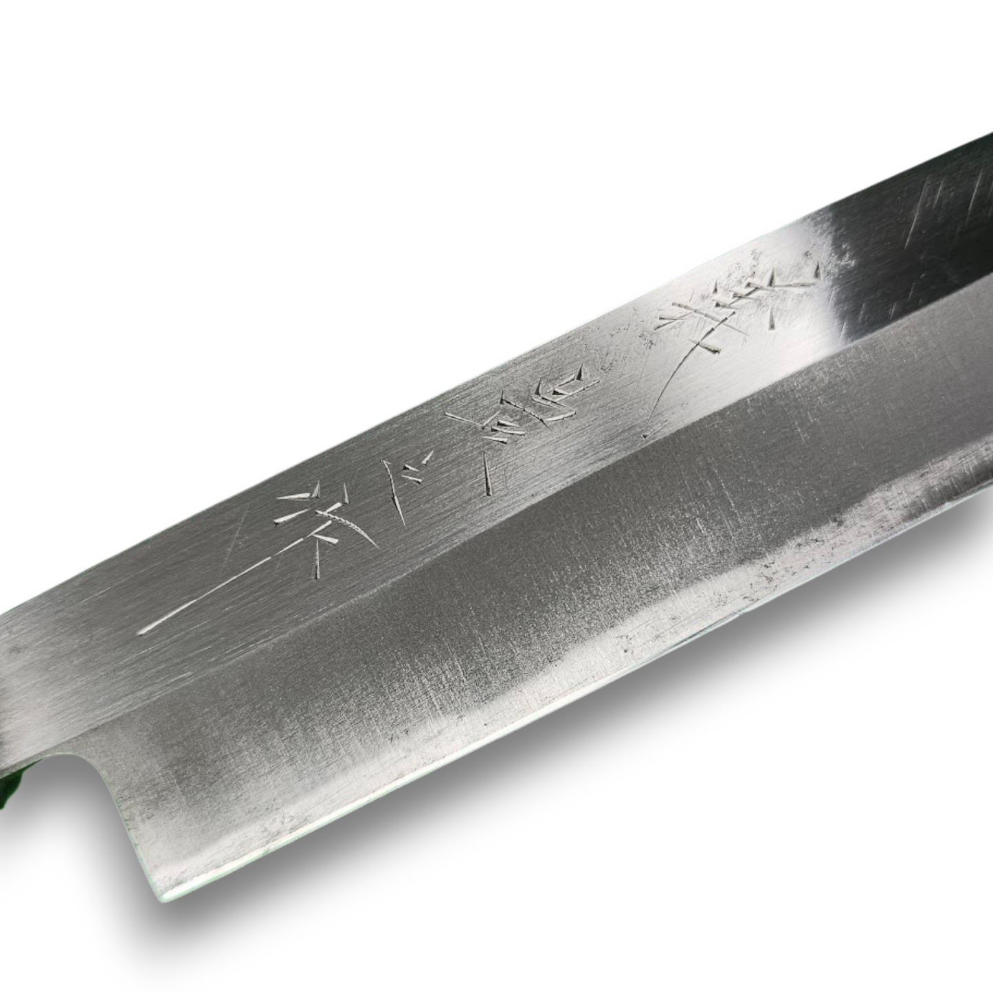 Gros plan sur la lame du Yanagiba vintage – marquages 本鍛造 et 特製 en acier Shirogami