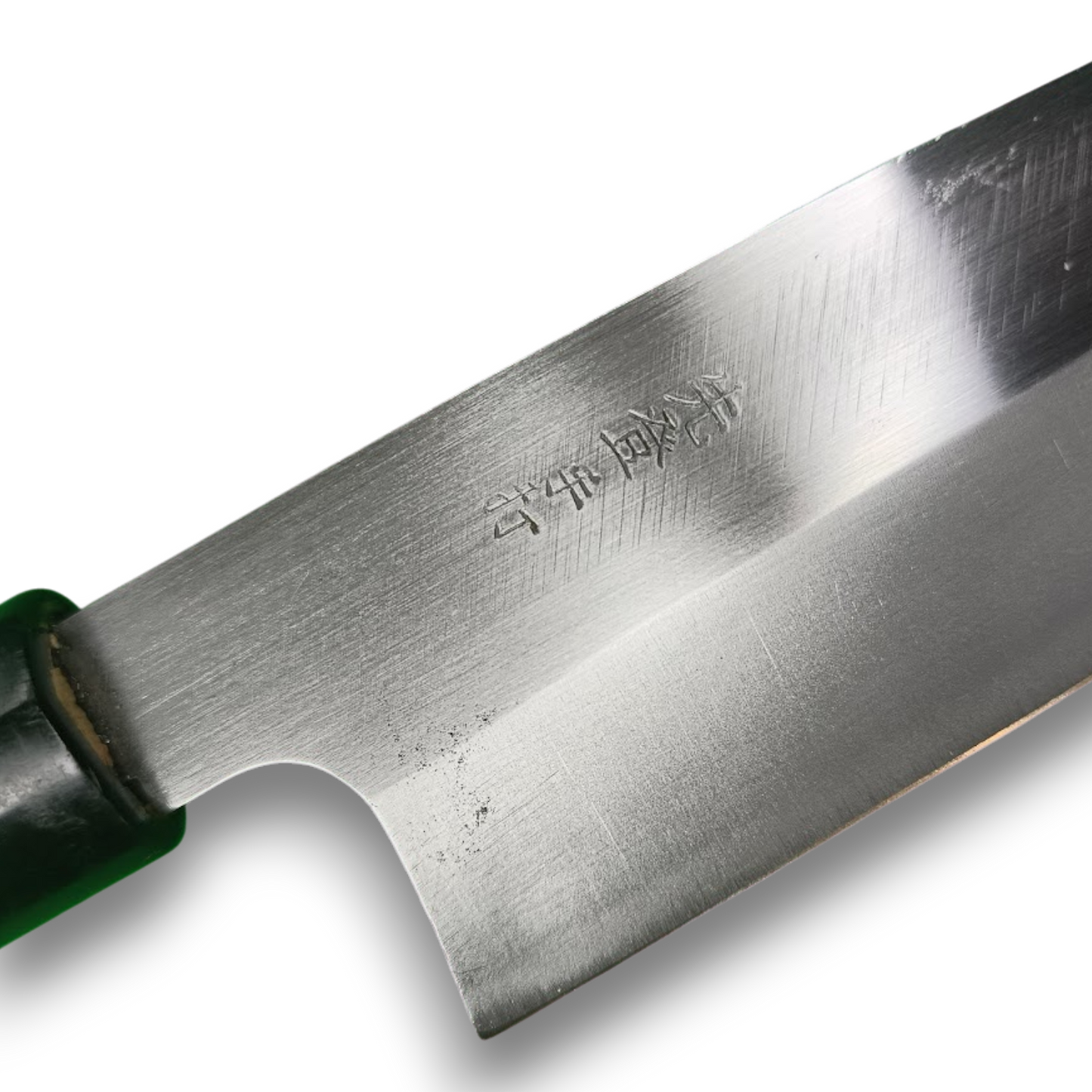 Gros plan sur la lame du Deba Yoshimitsu – marquage 三條義光 et acier carbone japonais laminé
