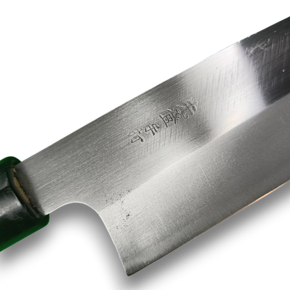 Gros plan sur la lame du Deba Yoshimitsu – marquage 三條義光 et acier carbone japonais laminé
