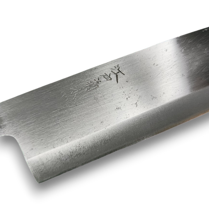 Gros plan sur la lame en acier Yasugi – marquage japonais et tranchant rénové

